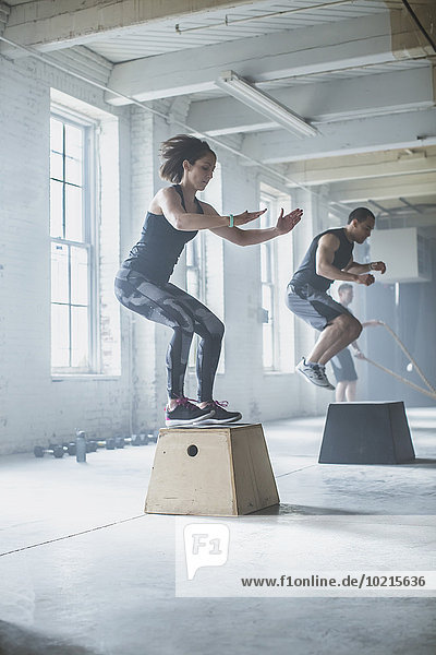 Fitness-Studio Plattform Athlet springen
