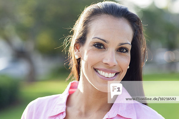 Außenaufnahme Frau lächeln Hispanier Close-up freie Natur