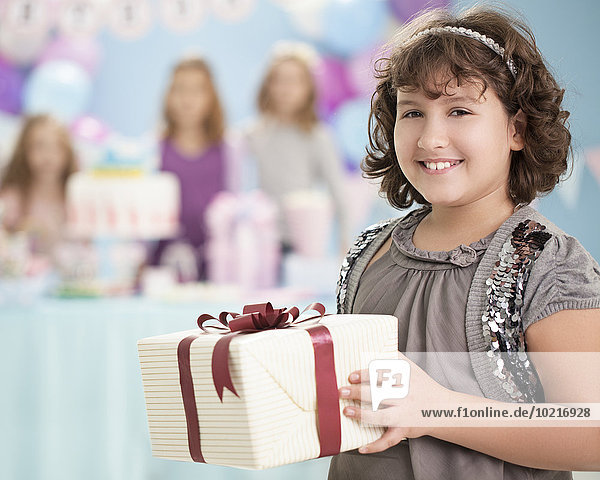 Geschenk Party halten Verpackung Geburtstag Mädchen umwickelt