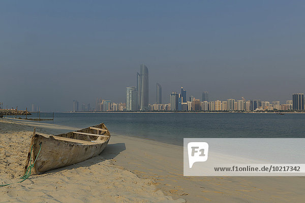 nahe Skyline Skylines Vereinigte Arabische Emirate VAE Strand Großstadt Kanu