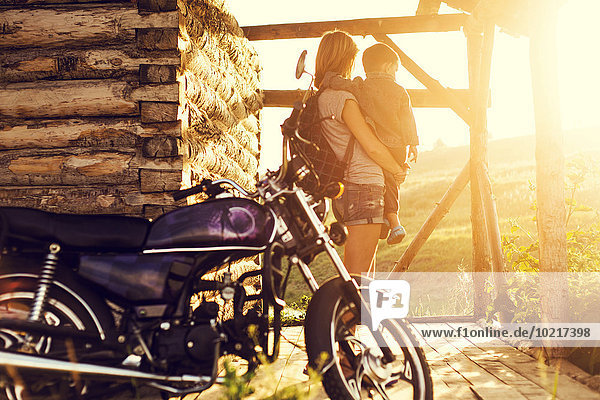 nahe Sohn halten Veranda Motorrad Mutter - Mensch