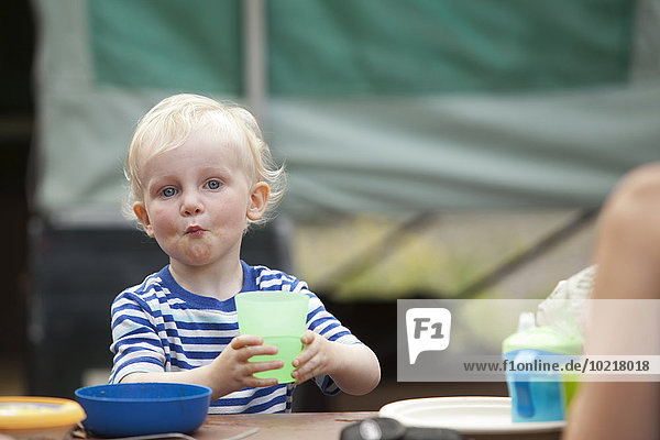 Europäer Junge - Person Campingplatz essen essend isst