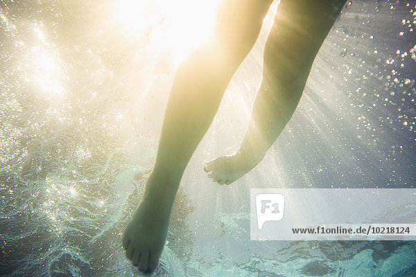 Europäer Unterwasseraufnahme unter Wasser Schwimmbad schwimmen Mädchen