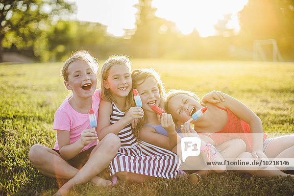 Eis Feld Sonnenlicht Mädchen essen essend isst Gewürz
