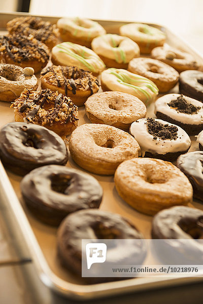 Nahaufnahme von Donuts zum Verkauf in Bäckerei