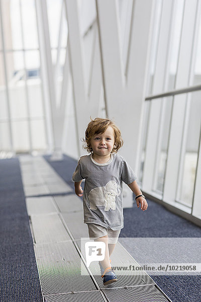 Europäer gehen Junge - Person Flughafen Baby