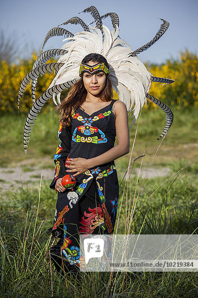Frau Tradition Zeremonie Kopfschmuck zeigen amerikanisch Ethnisches Erscheinungsbild