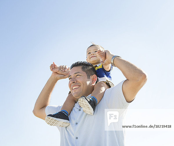 niedrig tragen Menschlicher Vater Sohn Hispanier Menschliche Schulter Schultern Ansicht Flachwinkelansicht Winkel