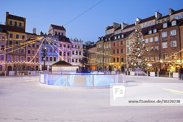 Polen  Warschau  Altstadtplatz mit Eisbahn in der Weihnachtszeit am Abend