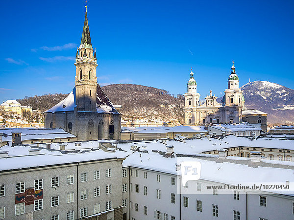 Österreich  Salzburg  Blick auf Stiftskirche St. Peter  Franziskanerkirche  Collegekirche und Salzburger Dom in der Altstadt