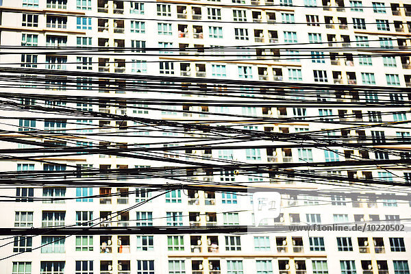 Thailand Bangkok verwickelte und unordentliche Elektrokabel vor einer Fassade