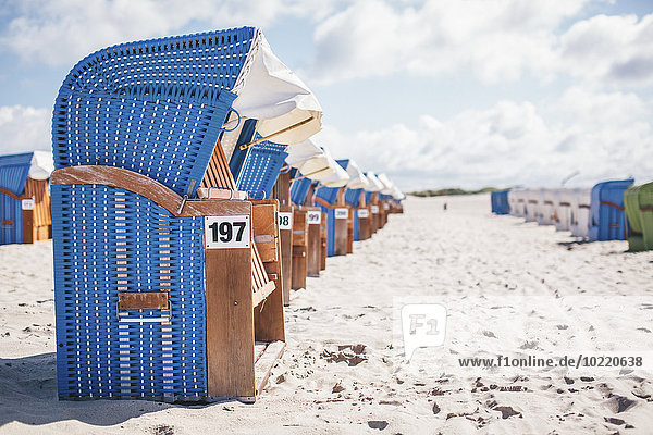 Deutschland  Warnemünde  Kapuzenstühle am Strand