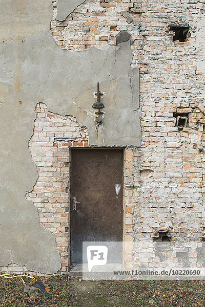 Deutschland  Brandenburg  Fassade und Tür eines baufälligen Gebäudes