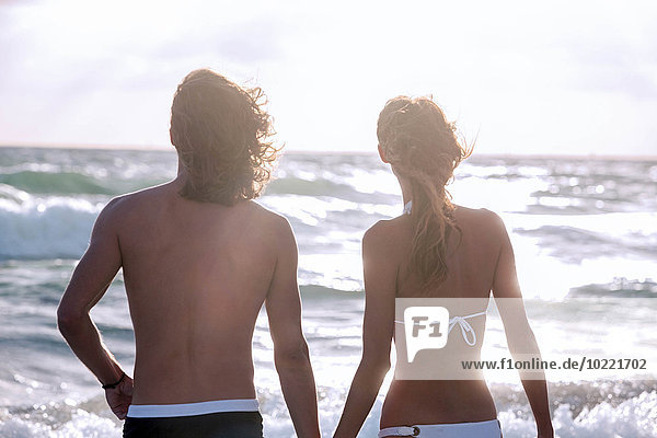 USA  Miami  Rückansicht des jungen Paares  das vor dem Meer steht