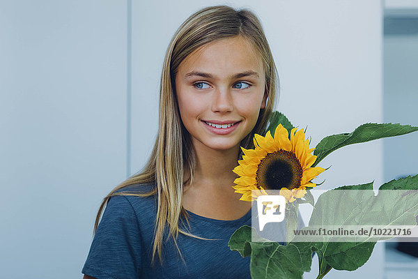 Lächelndes Mädchen mit Sonnenblume