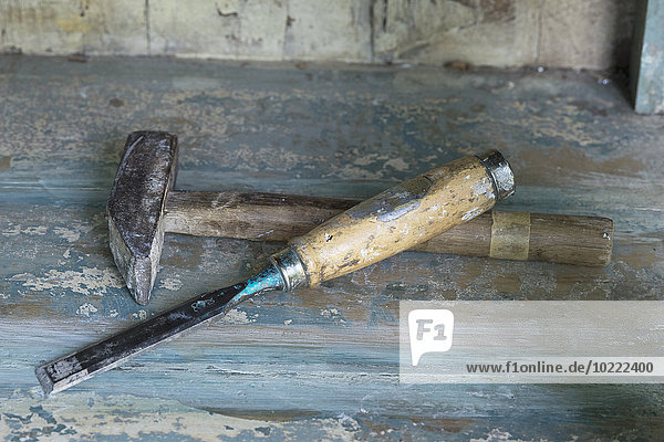 Hammer und Stechbeitel für die Restaurierung