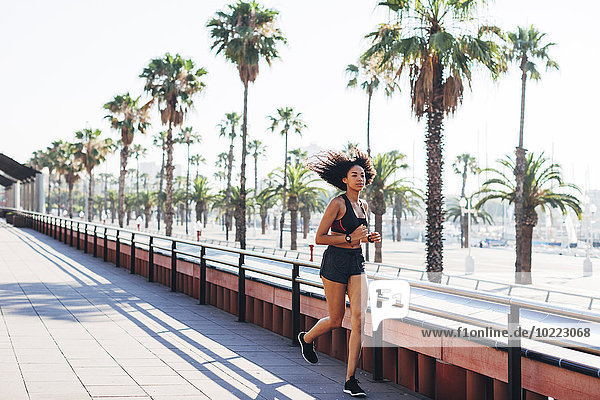 Spanien  Barcelona  joggende junge Frau