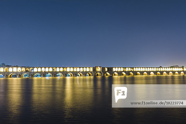 Iran  Esfahan  Siose Brücke am Abend