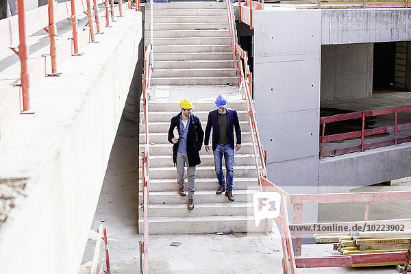 Zwei Männer auf der Baustelle beim Treppensteigen