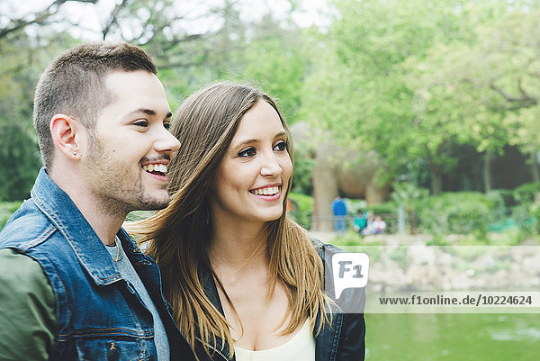 Porträt eines glücklichen jungen Paares im Park