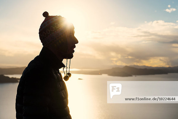 Peru  Silhouette des Mannes mit Mütze vor dem Titicacasee bei Sonnenuntergang