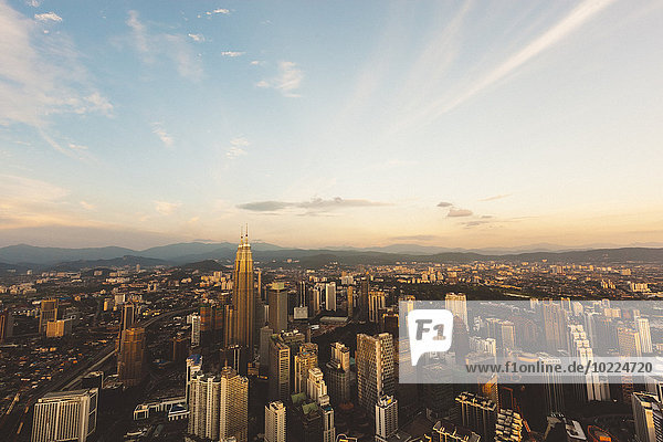Malaysia Kuala Lumpur Stadtbild bei Sonnenuntergang