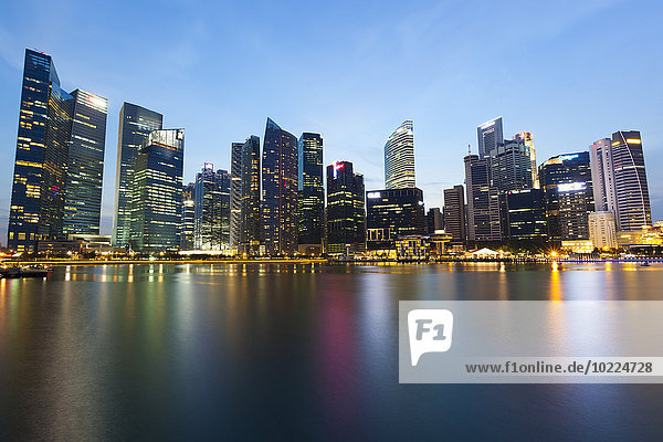 Singapur  Finanzbezirk  Marina Bay  Blaue Stunde