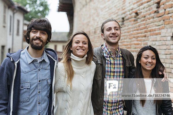 Italien  San Gimignano  Gruppenbild von vier Freunden bei der Erkundung der Stadt