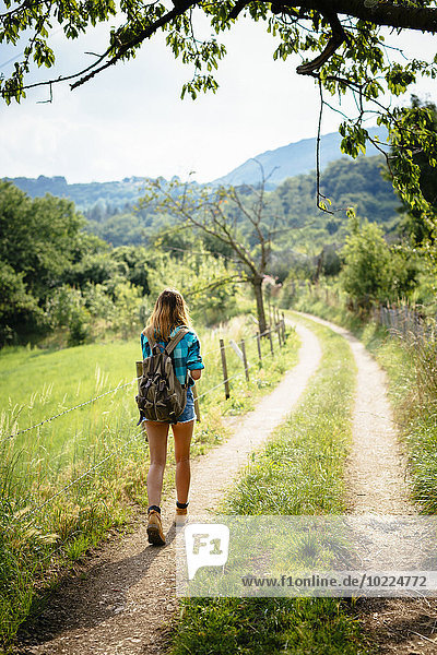 Südtirol  Teenager-Mädchen beim Wandern auf einem Pfad