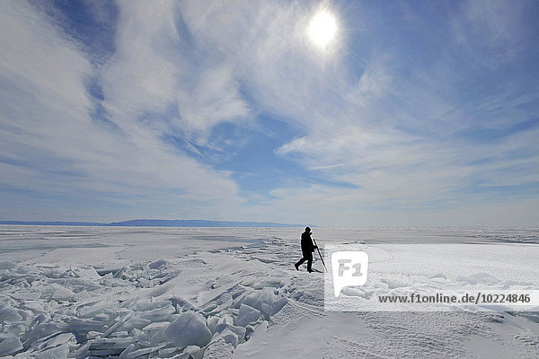 Russland  Baikalsee  Mann läuft auf gefrorenem See