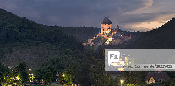 Tschechische Republik  Burg Karlstejn am Abend.