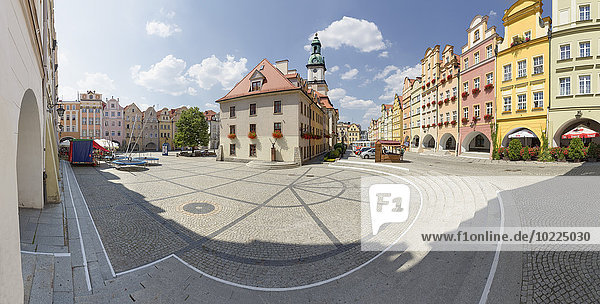Polen  Niederschlesien  Jelenia Gora  Hirschberg  Rathaus umgeben von barocken Mietshäusern mit Arkaden