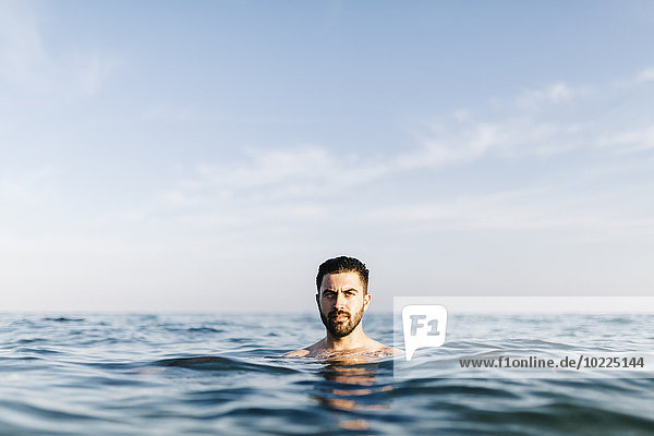 Porträt eines jungen Mannes im Meer