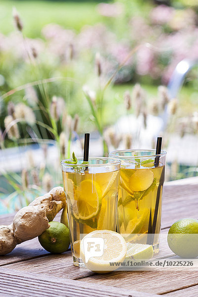 Hausgemachter Eistee Limonade mit frischem Ingwer Zitrone Limette und Minze