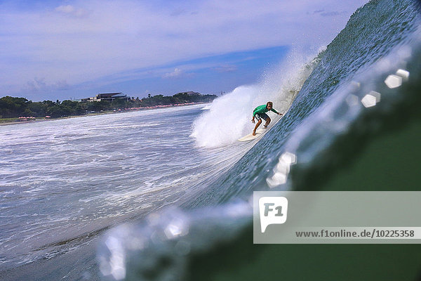 Indonesien  Bali  Surfer in der Röhre beim Fässern