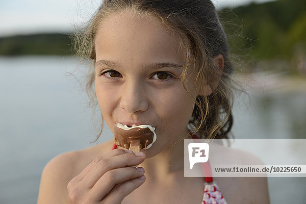 Porträt eines Mädchens mit Eis am Stiel