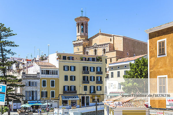 Spanien  Menorca  Mahon  Blick auf Placa Espanya mit Marienkirche im Hintergrund