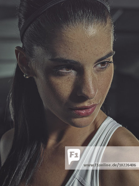 Porträt einer Sportlerin im Fitnessstudio