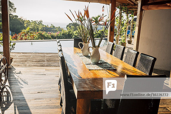 Indonesien  Bali  Esstisch in einer Ferienvilla