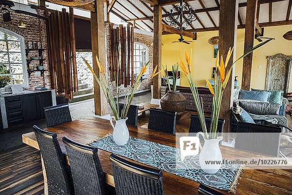 Indonesien  Bali  Wohnzimmer mit Esstisch in einer Ferienvilla