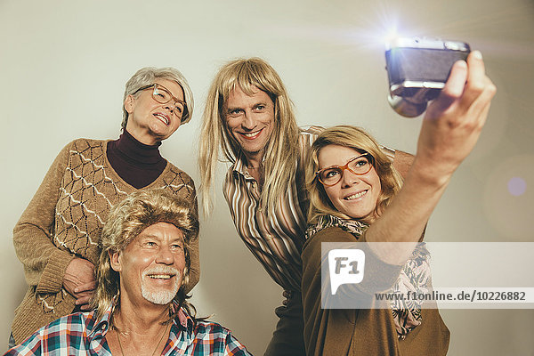 Familie gekleidet wie in den achtziger Jahren mit einem Selfie