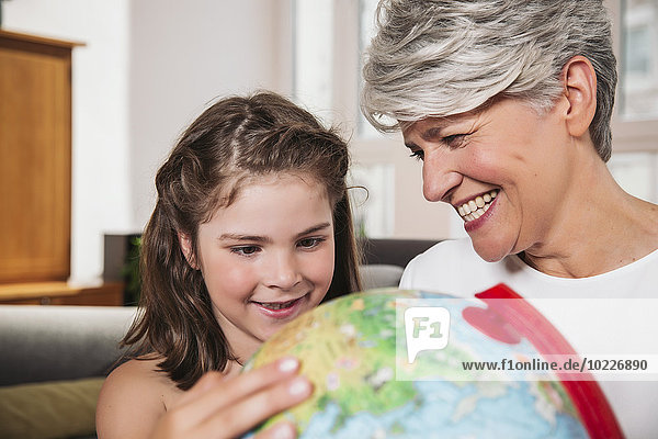 Mädchen und Großmutter mit Globus