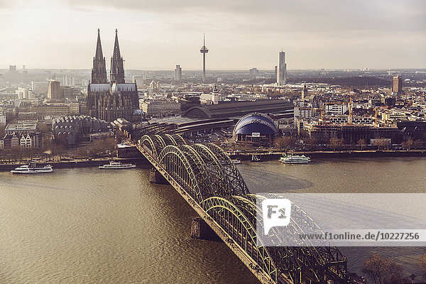 Deutschland  Köln  Blick auf die Skyline mit Rhein und Hohenzollernbrücke im Vordergrund
