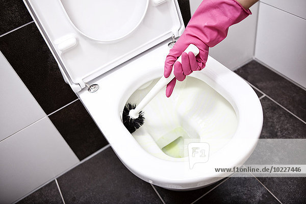Damentoilette mit Toilettenbürste