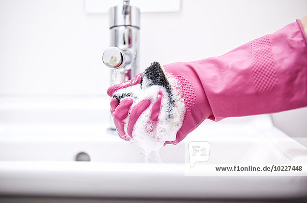 Frau Reinigung Bad Waschbecken mit Schwamm
