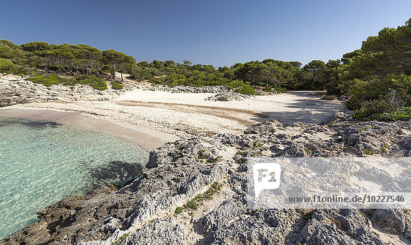 Spanien  Balearen  Menorca  Blick auf den Strand von Es Talaier