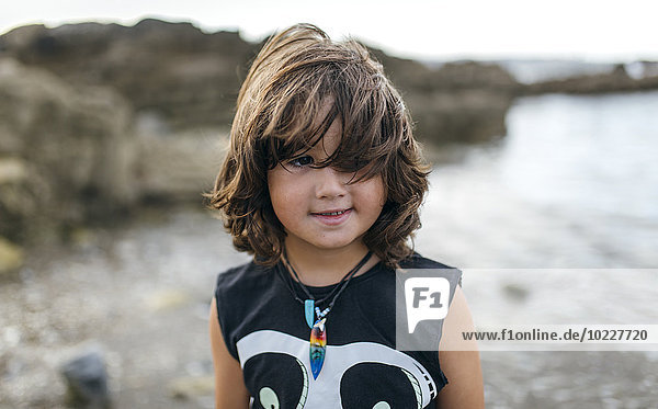 Spanien  Gijon  Portrait des kleinen Jungen mit braunen Haaren am Strand