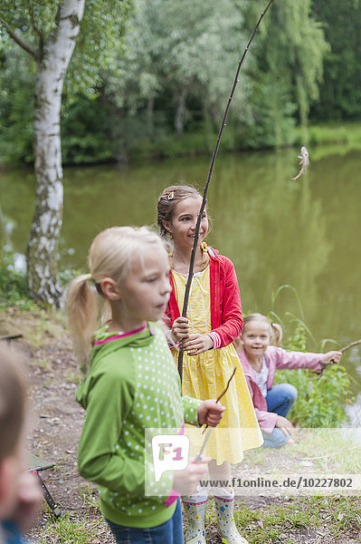 Deutschland  Mädchen mit Ruten und kleinen Fischen