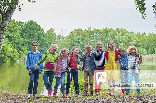 Deutschland  Glückliche Kinder lächeln auf Canera