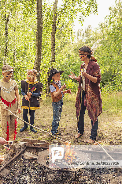 Deutschland  Sachsen  Indianer- und Cowboy-Party  Kinder rastende Marshmallows am Stiel